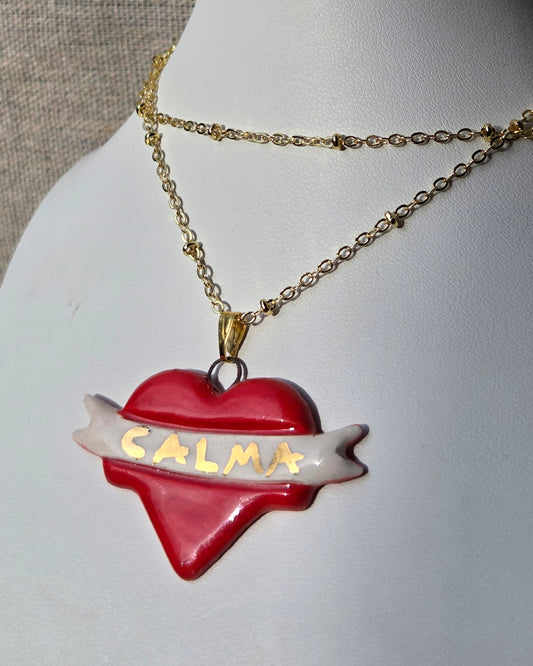 Collar corazón rojo intenso CALMA y oro con cadena bañada en oro