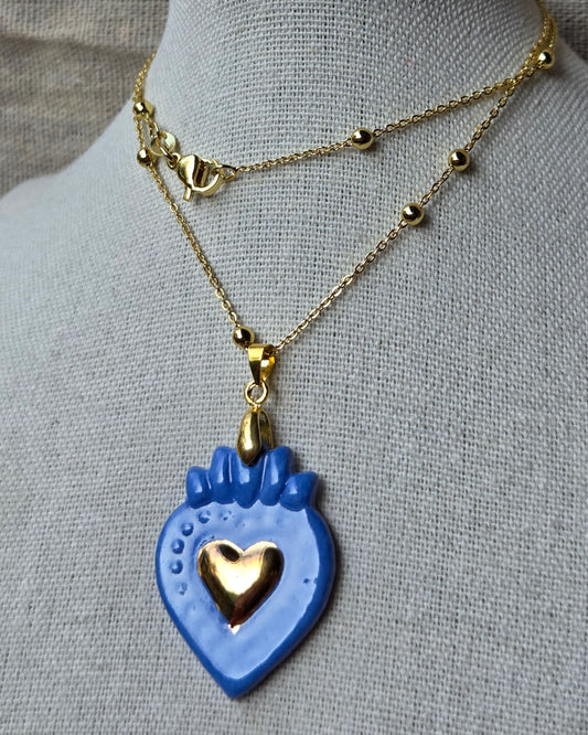 Collar sagrado corazón azulina y oro con cadena bañada en oro