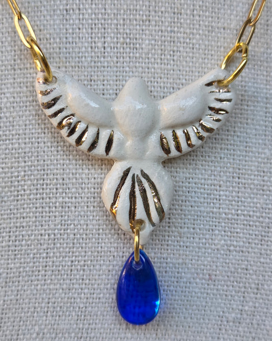 Collar pájaro blanco y lustre de oro con lagrimita azul y cadena con baño de oro