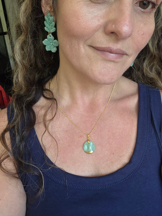 Pétalo verde menta con oro y cadena