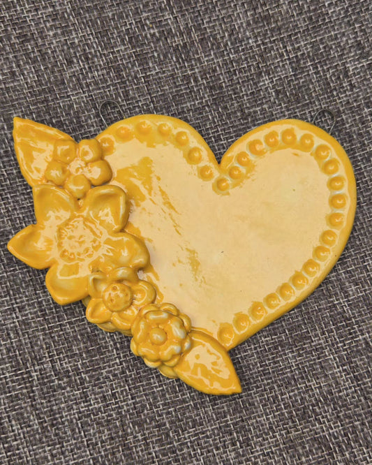 Corazón amarillo con flores