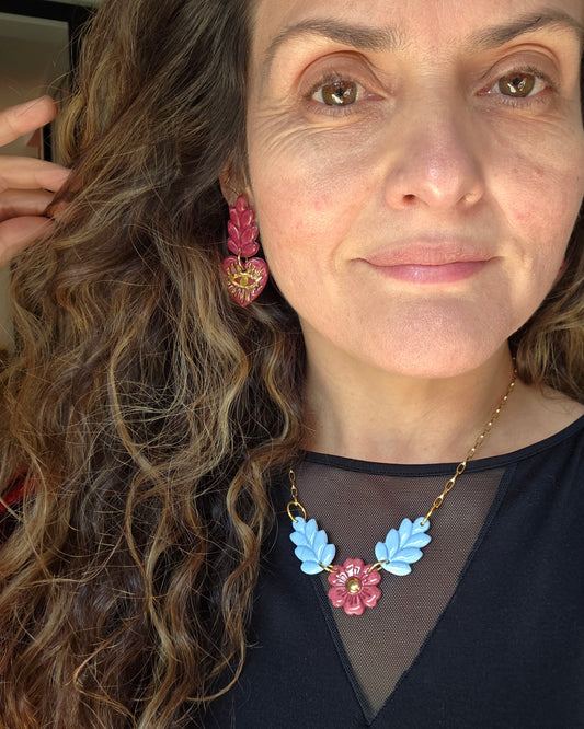 Collar flores magenta y celeste + oro