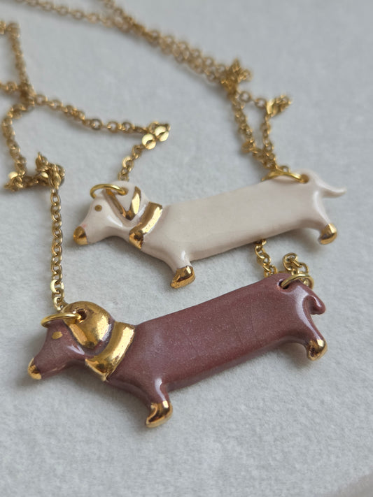 Dije de perro salchicha con oro y cadena
