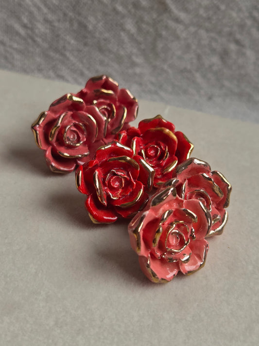 Aros Rosas rojas y rosadas 1 pieza con oro