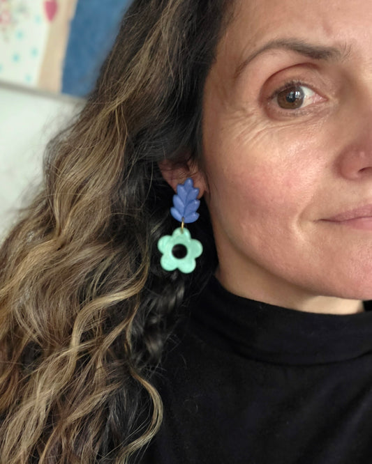 Aros flor azul espiga 2 piezas M+