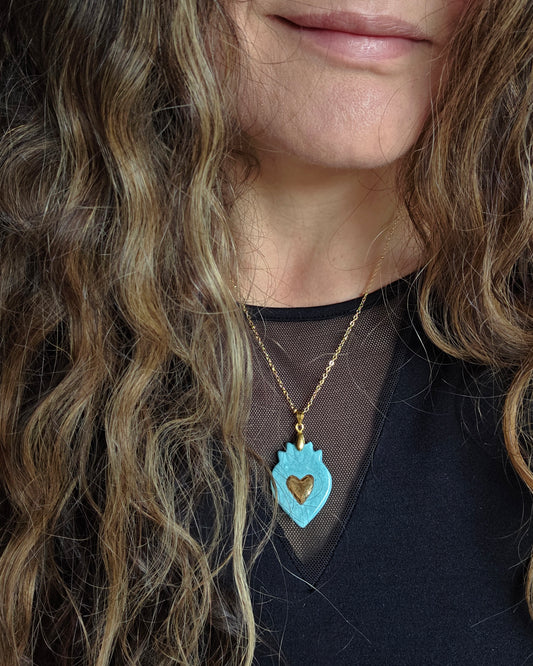 Collar sagrado corazón petróleo y oro con cadena bañada en oro