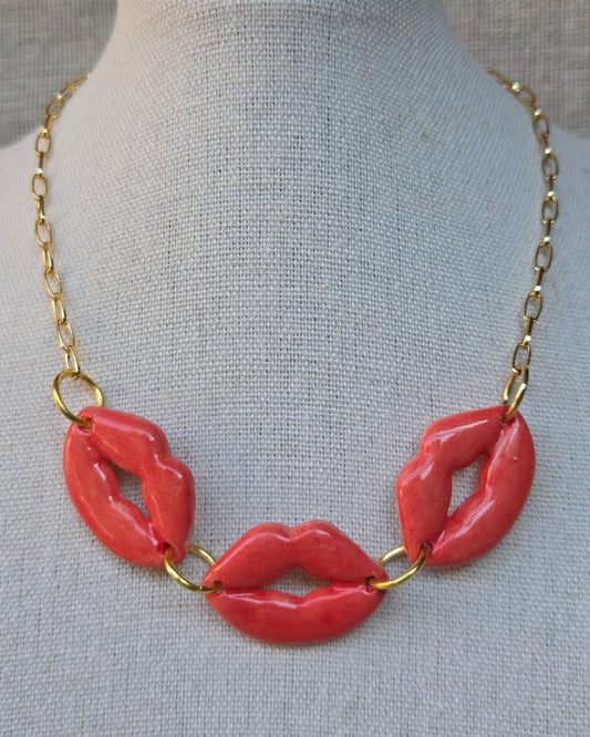 Collar tipo "shocker" de besos rojo anaranjado
