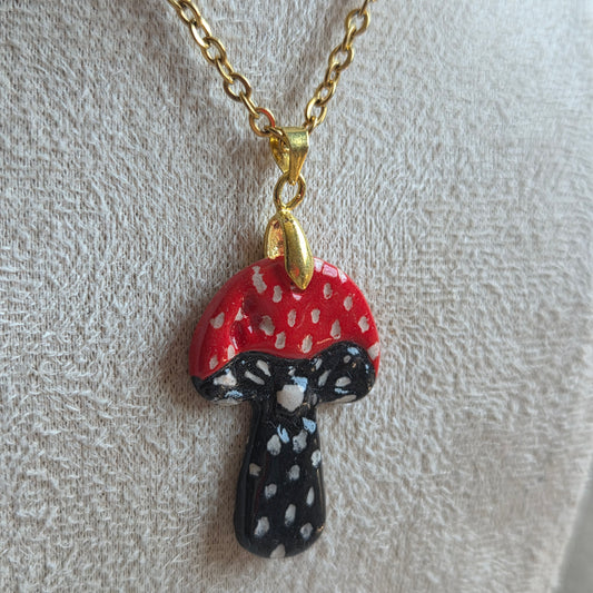 Dije de hongo con cadena