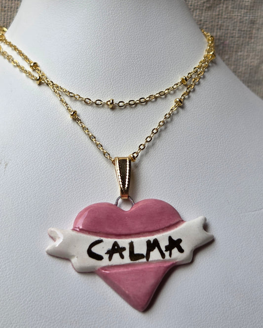 Collar corazón rosado CALMA y oro con cadena bañada en oro