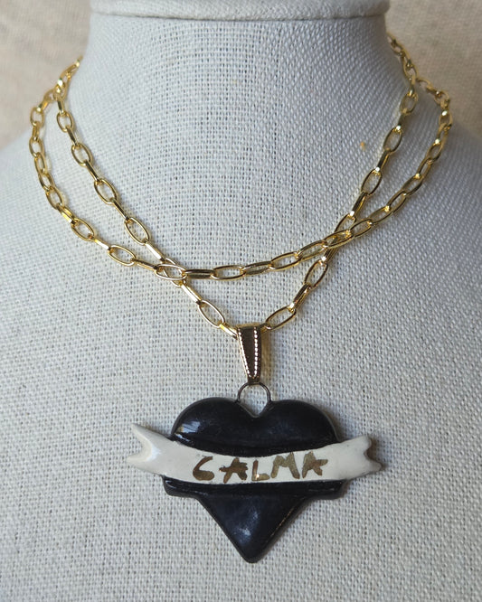 Collar corazón negro CALMA y oro con cadena bañada en oro