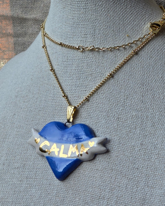 Collar corazón azulino CALMA y oro con cadena bañada en oro