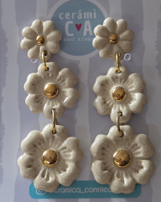 Aros 3 flores cerámica y oro blancos - julio