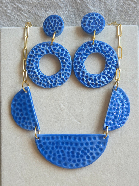 Aros/ Collar azul mar panal con cadena de oro, juntos o separados.