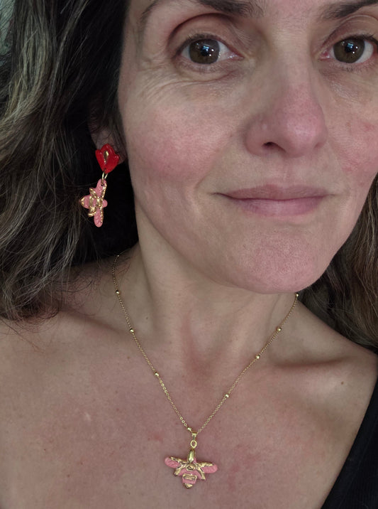Colgante de abeja rosado con oro y cadena