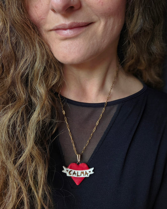 Collar corazón rojo frambuesa CALMA y oro con cadena bañada en oro