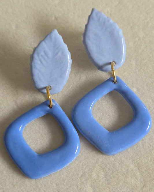 Aros flor azul hojita 2 piezas M+