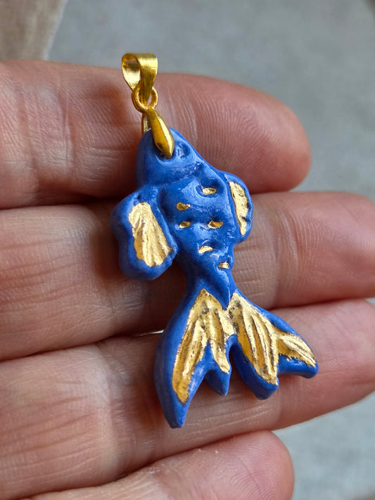 Pez Koi con oro y cadena