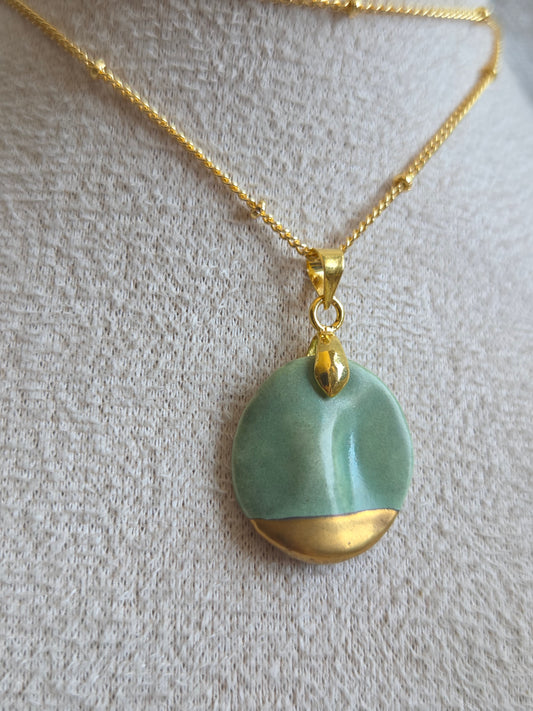 Pétalo verde menta con oro y cadena