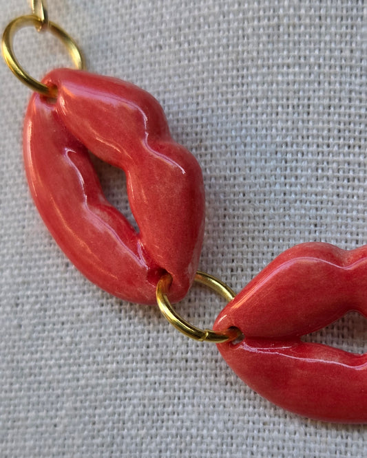 Collar tipo "shocker" de besos rojo anaranjado