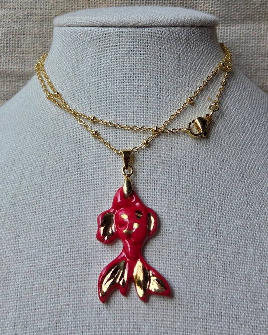 Collar pez koy color frambuesa y oro con cadena bañada en oro
