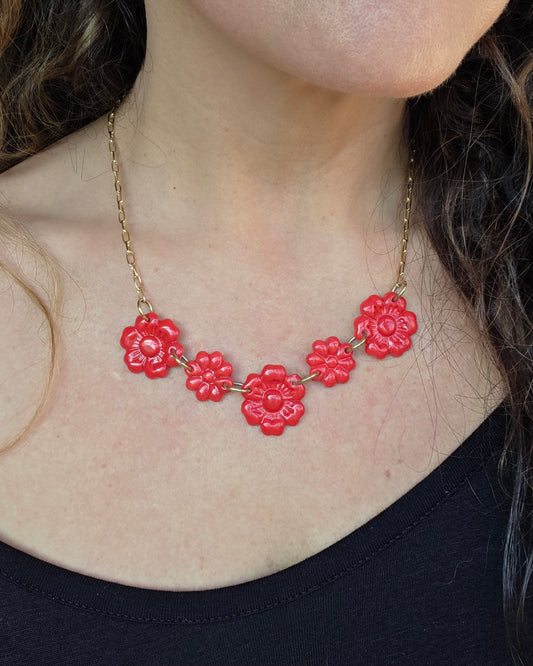 Collar 5 flores rojas
