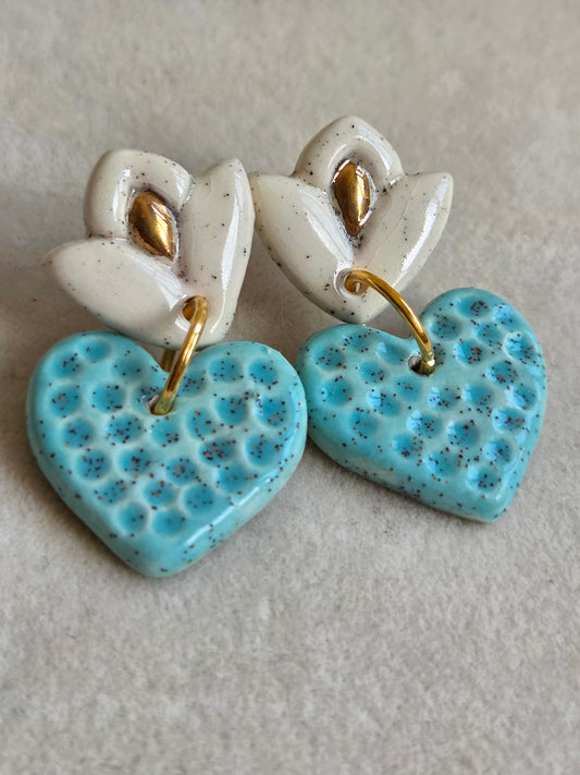 Aros cuore panal turquesa y blanco con oro