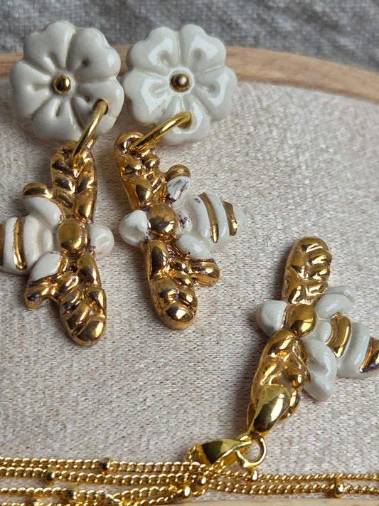 Colgante de abeja blanca con oro y cadena