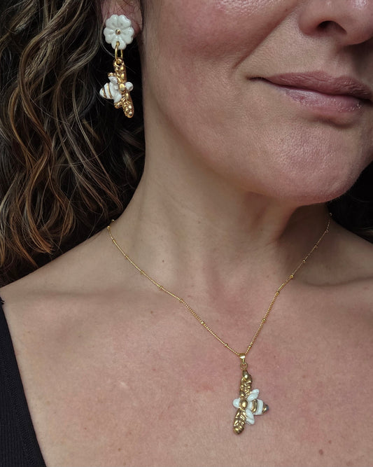 Colgante de abeja blanca con oro y cadena