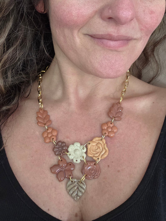 Collar 10 piezas florales en tonos cafés