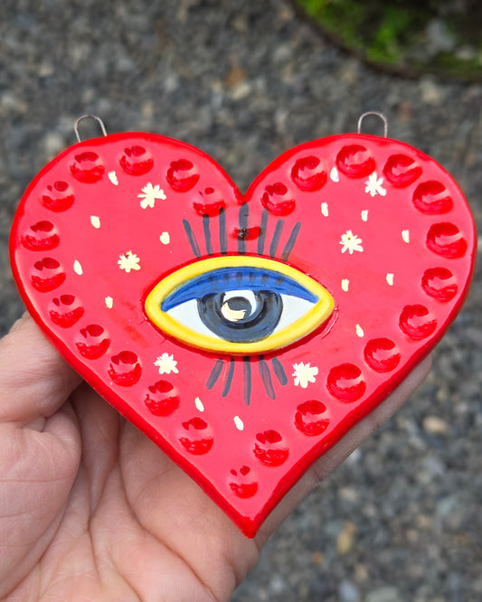 Corazón rojo con ojo y lustre de oro, amuleto protector