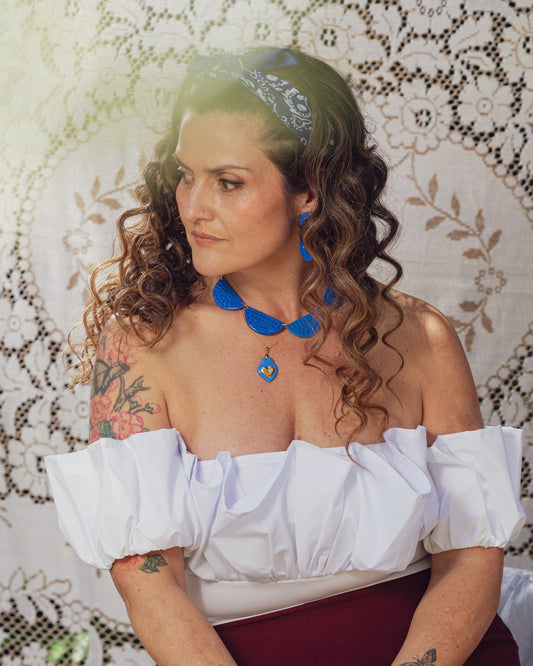 Aros/ Collar azulino panal con cadena de oro, juntos o separados.