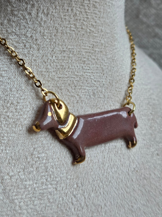 Dije de perro salchicha con oro y cadena