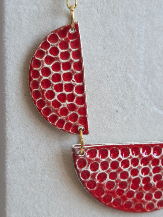 Collar rojo italiano panal con cadena de oro.