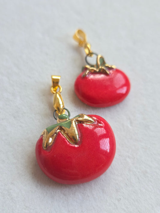 Dije de tomate grande con oro