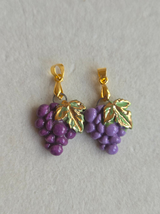 Dije de uvas pequeñas con oro