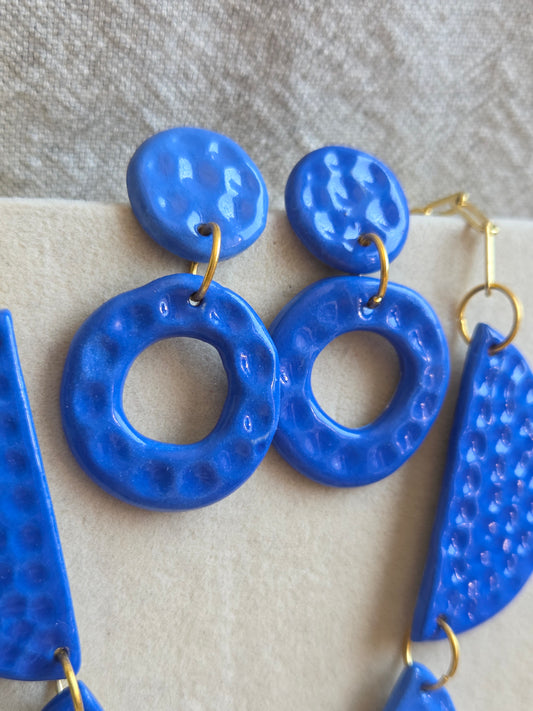 Aros/ Collar azulino panal con cadena de oro, juntos o separados.