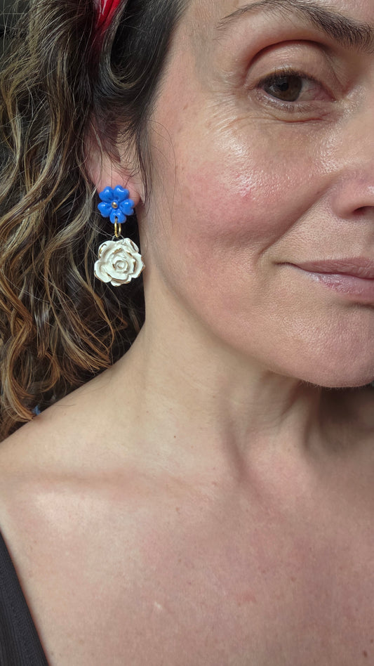 Aros rosas azules, blanco y oro,2 piezas