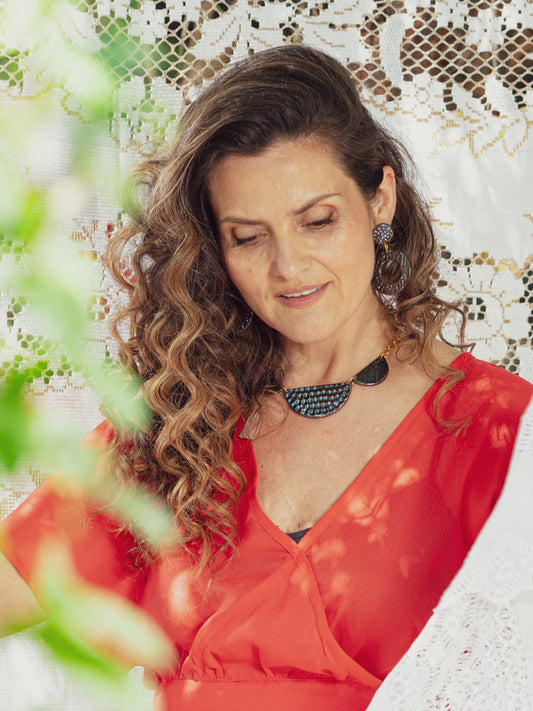 Aros/ Collar negro tornasol panal con cadena de oro, juntos o separados.