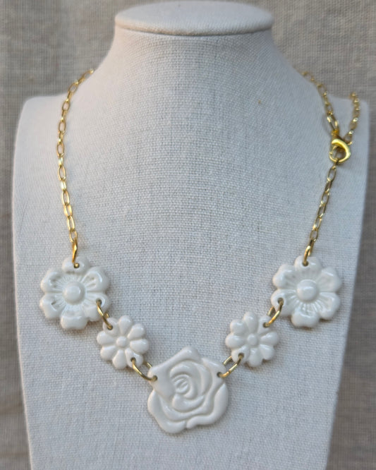 Collar 5 flores blancas