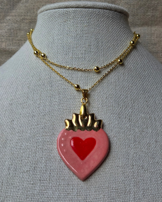 Collar sagrado corazón rosado y oro con cadena bañada en oro