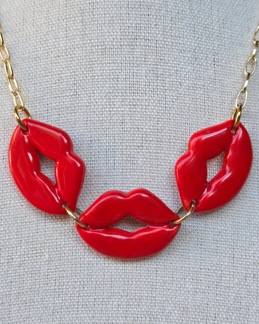 Collar tipo "shocker" de besos rojos