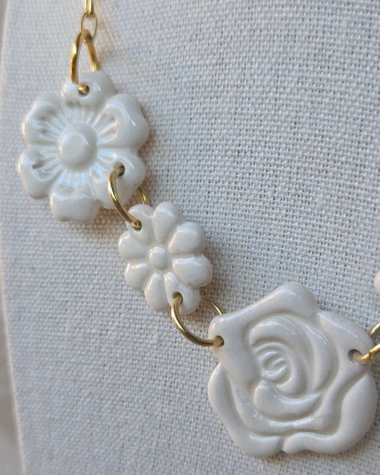 Collar 5 flores blancas