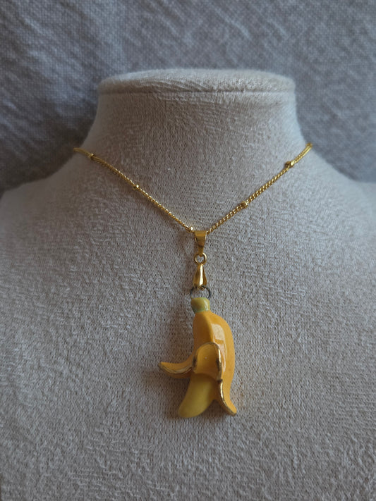 Dije de plátano abierto con oro