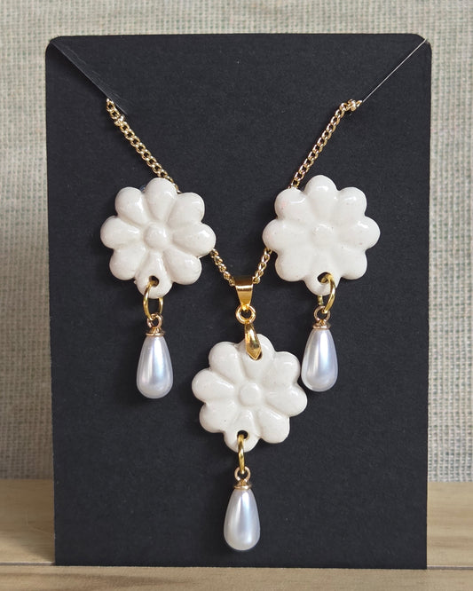 Set flor blanco, aros y collar
