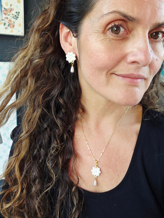 Set flor blanco, aros y collar