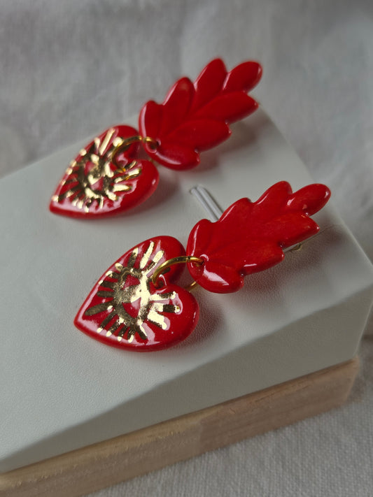 Corazón de los rayos rojo y oro