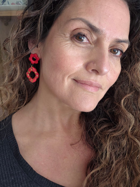 Aros rojos M 2 piezas flor con lustre de oro