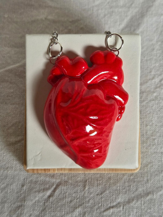 Corazón de pared rojo intenso
