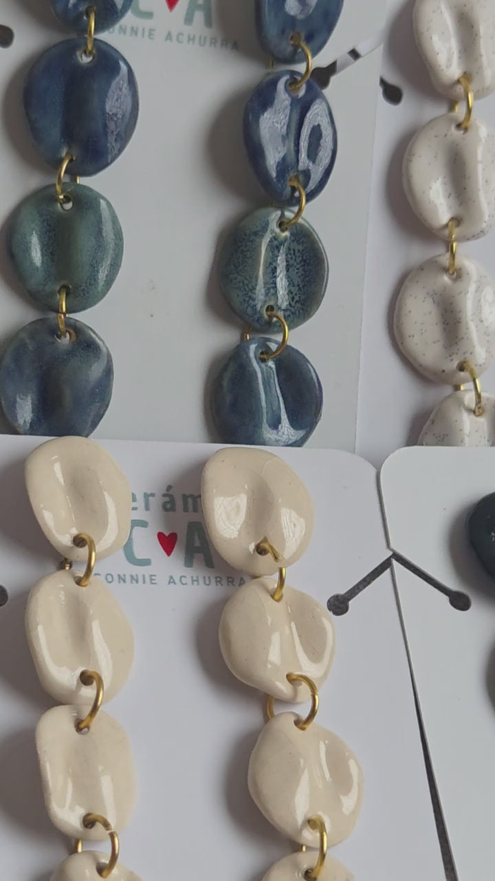 Aros/ Collar pétalos azul oscuro con cadena de oro, juntos o separados.