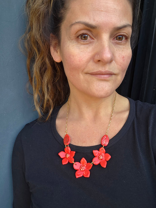 Collar flores rojas y oro